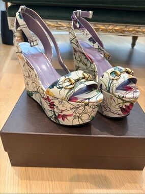 Gucci White Floral Platform Wedge Sandals with Gold Horsebit